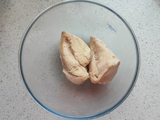 3、手撕鸡胸肉,捞出晾凉