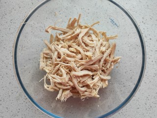 4、手撕鸡胸肉,撕成肉丝
