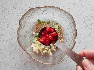 8、手撕鸡胸肉,一勺小米辣