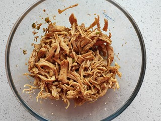 17、手撕鸡胸肉,搅拌均匀