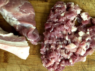 1、叉烧肉酱,猪肉切小片，再切成丝，略粗的条状，然后再切成丁，略带一点点的肥没有关系的，这样肉酱做好会更香