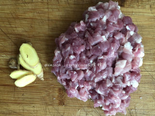 2、叉烧肉酱,然后再切点姜，姜洗干净不用去皮，切成片，备用