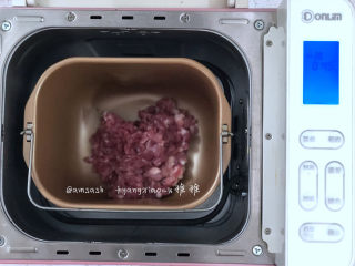 3、叉烧肉酱,开面包机炒干果功能，把切好的肉丁一次性放进面包机桶中，炒干果功能为45分钟