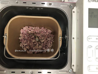 5、叉烧肉酱,可以用硅胶刮刀搅拌均匀，把另一面的肉翻动一下，一样的让其烘出油脂