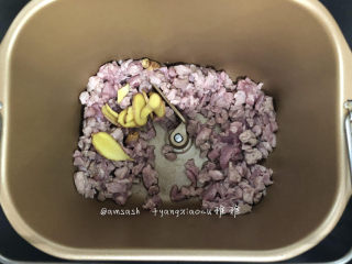 6、叉烧肉酱,烘焙至肉变白色，出了油脂之后，因为白肉不多，所以油脂也不多，这时加入切好的姜片，面包机继续翻炒均匀