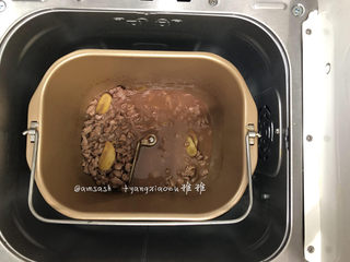 8、叉烧肉酱,炒至最后10分钟淀粉勾芡，加入淀粉水继续翻炒均匀，这一步，淀粉勾芡的水不用多，看你的酱要用来拌饭或包包子，拌饭的汁要多点，包包子的酱，汁水不用太多，要不包包子的酱太湿了，包包子不好操作，我是用来包包子的，所以酱汁比较少，比较浓稠，包包子的酱汁放入冰箱冷藏，这样包包子可以更好的去操作