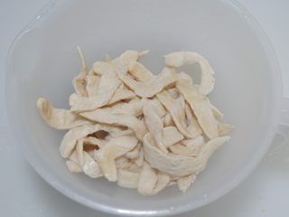 4、野菠菜炒素肉丝,取出沥干水。