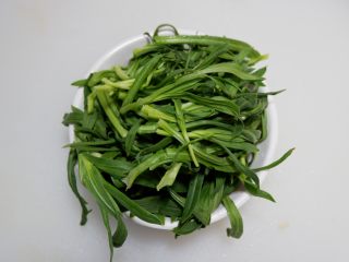 6、野菠菜炒素肉丝,野菠菜摘去老根和坏叶,清洗干净。