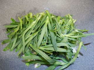 9、野菠菜炒素肉丝,下入野菠菜。