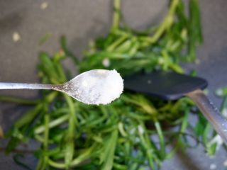 10、野菠菜炒素肉丝,少许盐。