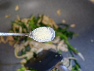 15、野菠菜炒素肉丝,鸡精。