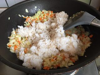 9、鹅肝酱蛋炒饭,再放入剩米饭炒散
