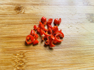 6、酸辣黄瓜条,小米辣去籽切圈