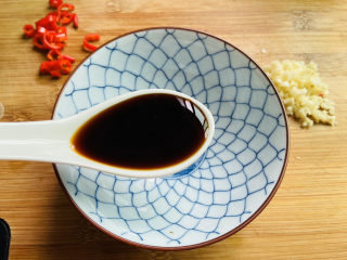 8、酸辣黄瓜条,取一空碗添加两勺生抽