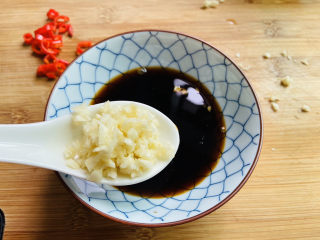 11、酸辣黄瓜条,放入蒜末