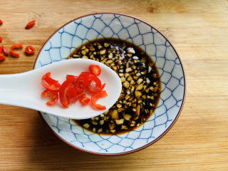 12、酸辣黄瓜条,放入小米辣