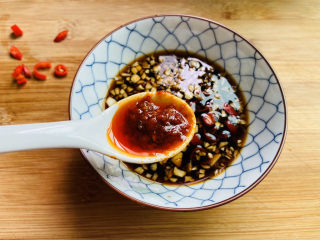 13、酸辣黄瓜条,一勺龙虾酱搅拌均匀