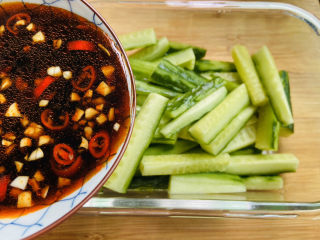 14、酸辣黄瓜条,倒入装有黄瓜条的器皿中