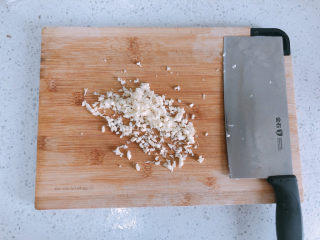 1、糖醋包菜,大蒜切成末。