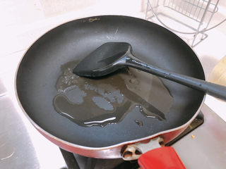 11、糖醋包菜,锅内热油，加入蒜末爆香。