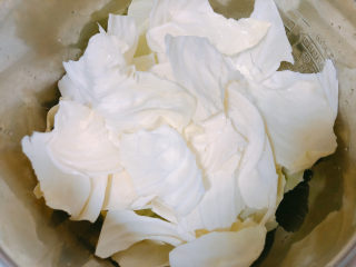 10、糖醋包菜,用手撕成一片片。