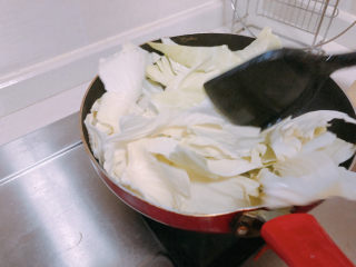 12、糖醋包菜,放入包菜翻炒。