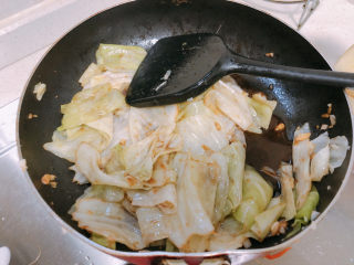 13、糖醋包菜,加入糖醋汁继续翻炒。