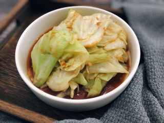 14、糖醋包菜,等到包菜软下来就可以出锅了。