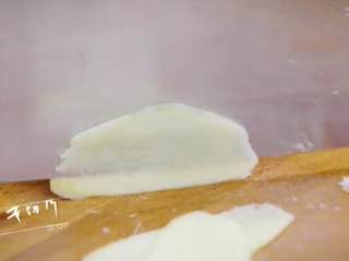 3、梅香咸鱼蒸鲈鱼＆腊味双拼饭 ,再将部分姜切片、葱切段备用