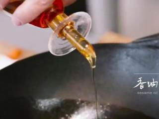 11、梅香咸鱼蒸鲈鱼＆腊味双拼饭 ,取炒锅将油和香油加热