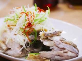 10、梅香咸鱼蒸鲈鱼＆腊味双拼饭 ,将泡好的葱丝、姜丝、青红椒丝、铺在鲈鱼上