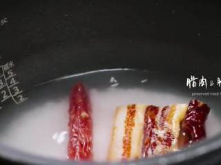 14、梅香咸鱼蒸鲈鱼＆腊味双拼饭 ,腊味双拼饭：将腊肠与腊肉与米饭一起蒸熟