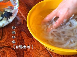 6、《肉皮水晶冻》,进行多次清洗 洗净为止(5遍左右)