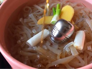 7、《肉皮水晶冻》,大葱段 姜片 桂皮和八角 料酒 清水(没过肉皮即可)进行二次焯水