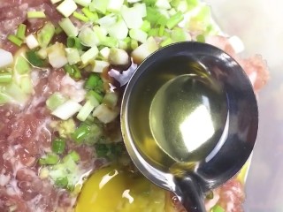 1、豆腐皮卷肉,打好的肉馅中加入葱姜末，盐，鸡精，生抽，料酒，耗油，1个鸡蛋，水淀粉，食用油