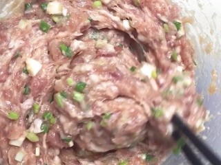 2、豆腐皮卷肉,沿一个方向搅上劲