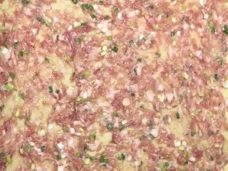 3、豆腐皮卷肉,放在豆腐皮上铺平