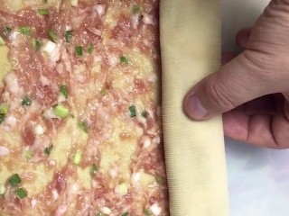4、豆腐皮卷肉,从一端卷起来