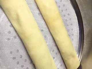 5、豆腐皮卷肉,上锅蒸十五分钟