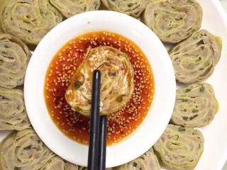7、豆腐皮卷肉,蘸辣椒油更好吃