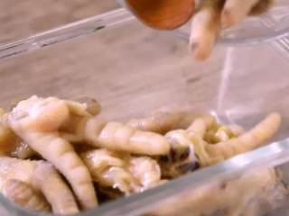 4、百吃不厌的泡椒凤爪！原来做法如此简单！,沥干水分，放入密封罐中