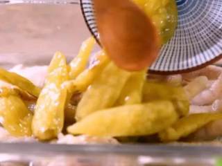 5、百吃不厌的泡椒凤爪！原来做法如此简单！,倒入白醋、盐、泡椒