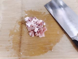 1、韭菜炒豆芽,猪肉切片最好带点肥的。