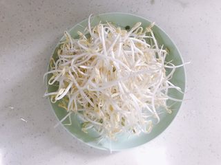 2、韭菜炒豆芽,豆芽洗干净