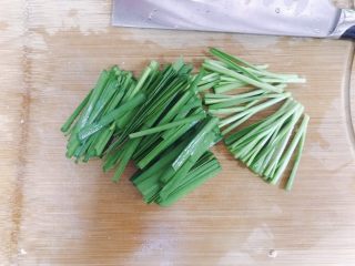 3、韭菜炒豆芽,韭菜挑好洗干净切成段