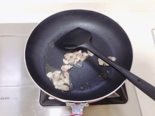 4、韭菜炒豆芽,锅里少量油先放入肥肉，煎出油