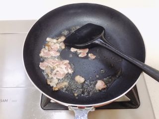 5、韭菜炒豆芽,肥肉煎至金黄出油后就可以加入瘦肉。