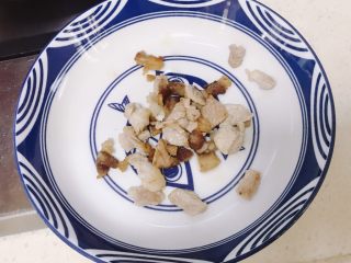 6、韭菜炒豆芽,肉炒好后先捞起来