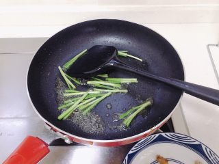 7、韭菜炒豆芽,用锅里的油炒菜，先放入韭菜的头。