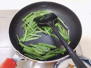 8、韭菜炒豆芽,然后加入韭菜叶子。